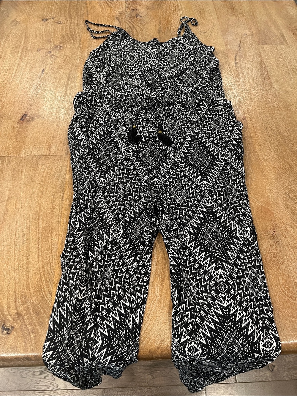 Aeropostale Black & White Printed Tie-Strap Jumpsuit